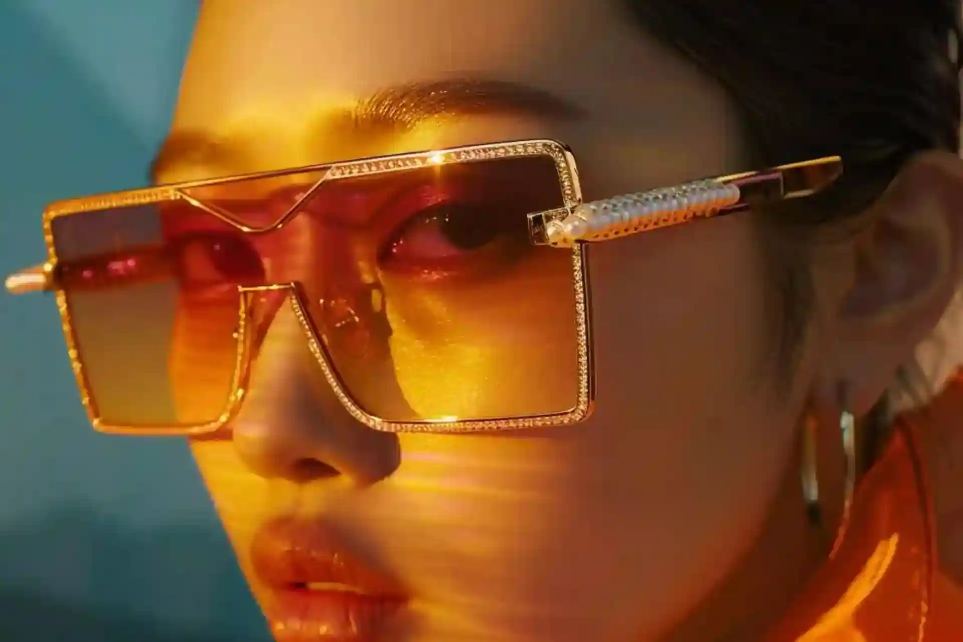 Tren Kacamata Hitam Wanita, Wajib Dimiliki